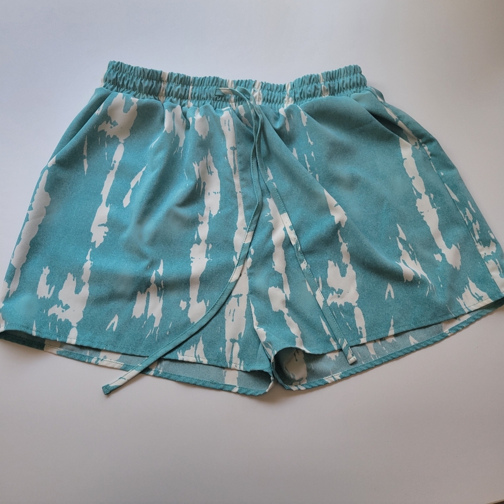 NWOT: Young USA shorts Size Large